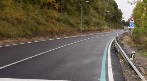 líneas verdes en la carretera