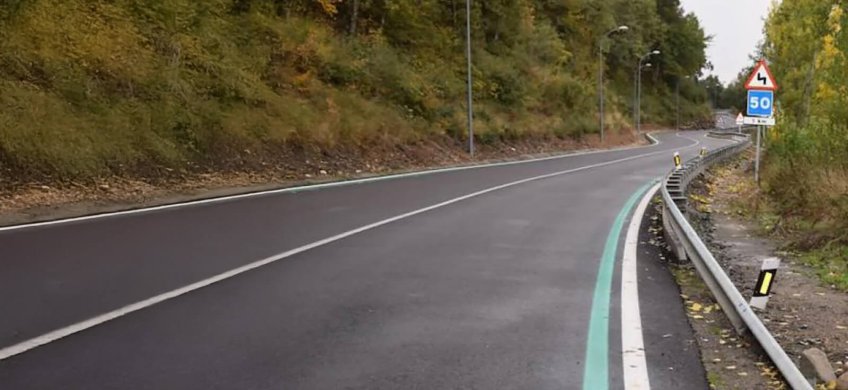 líneas verdes en la carretera