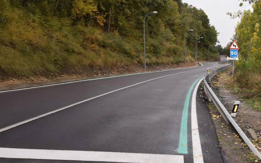 líneas verdes en la carretera