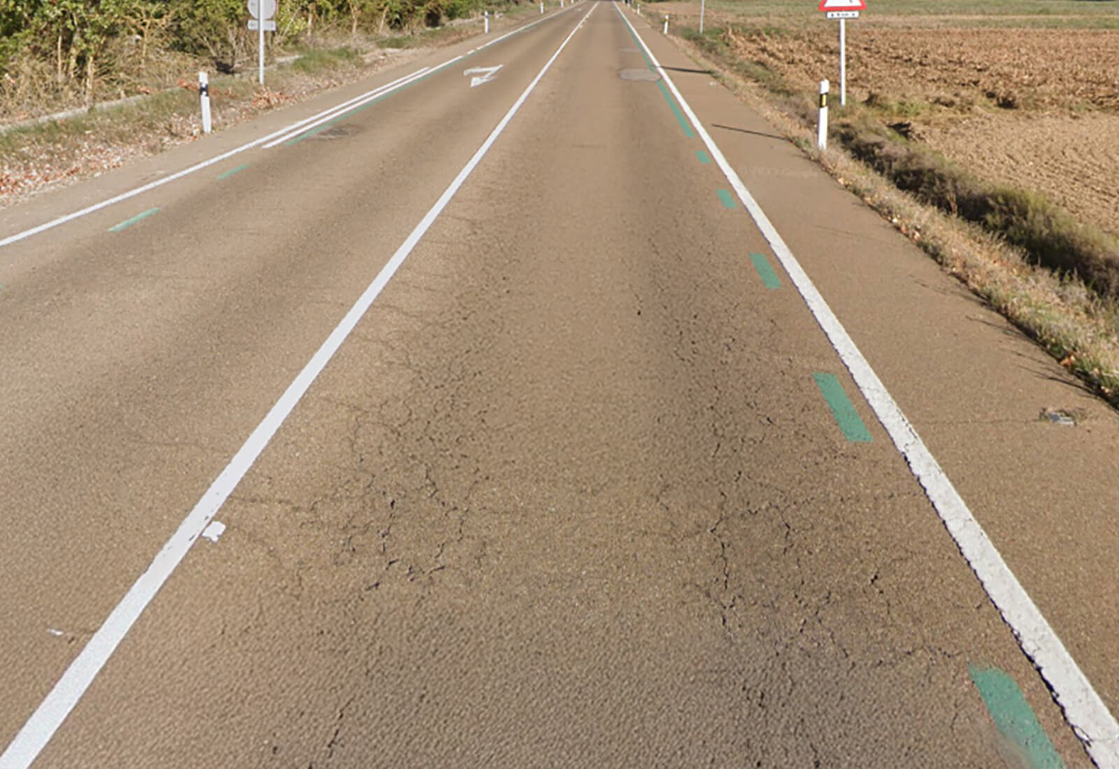 líneas verdes en la carretera